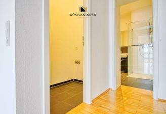 Abstellraum und Eingang ins Badezimmer