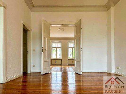 doppelte Flügeltür mit Kranz