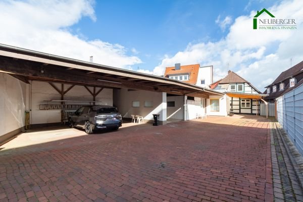 Ansicht hinten mit Carport und Garage