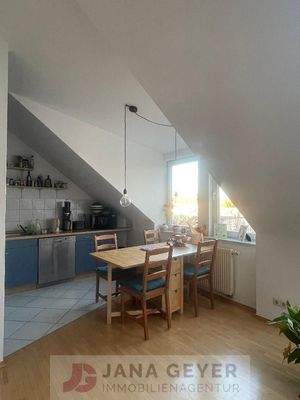 Wohnzimmer mit offener Küche