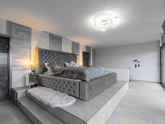 Schlafzimmer DG mit Tür zu Masterbad und Ankleide.jpg