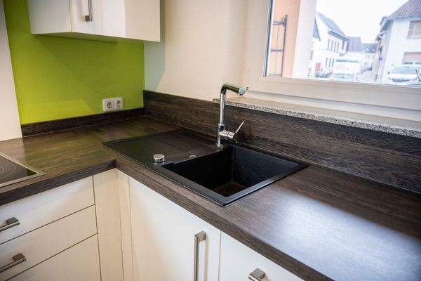 Hoher Comfort durch erhöhte Arbeitsplatte