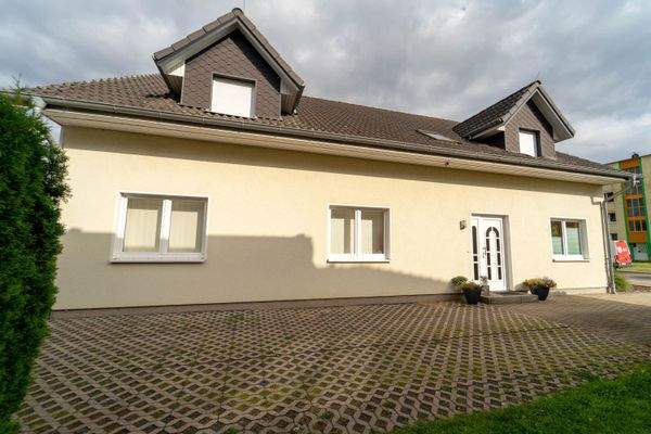 Außenansicht seitlicher Hauseingang