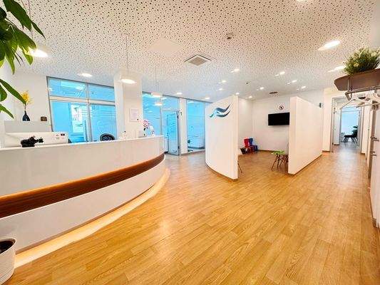 Eingangsbereich mit Empfang und Wartezimmer