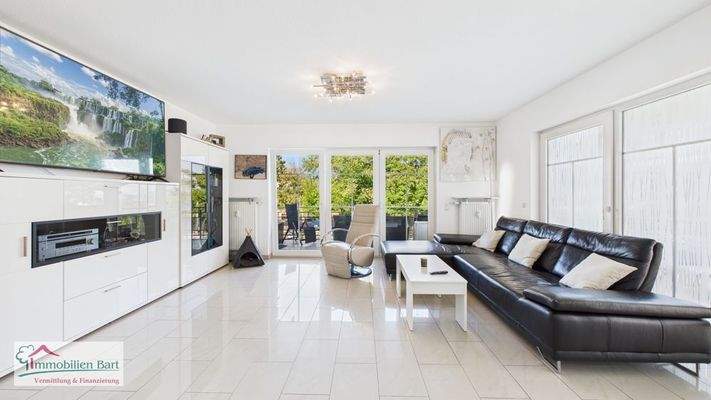 Wohnbereich mit 2 Ausgängen zum großen Balkon