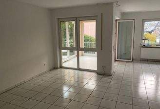 Wohnzimmer mit Blick auf Wintergarten