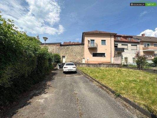 Garten und Zufahrt Schmittstraße (samt Parkmöglichkeiten)