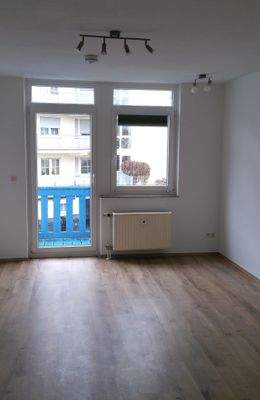 Wohnraum mit Blick zum Balkon