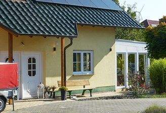 Hauseingang mit Wintergarten rechts