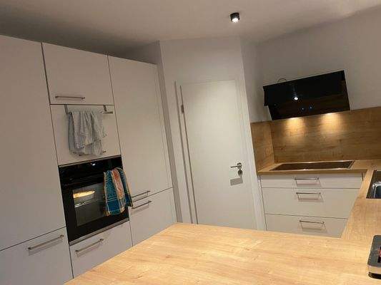 Hochwertige Einbauküche mit Boschgeräten und Speisekammer