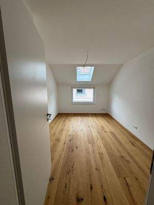 Helles Schlafzimmer mit Fenster