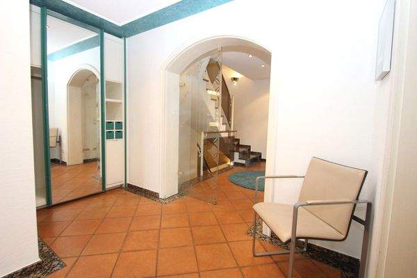 Die geräumige Diele mit Einbauschrank …