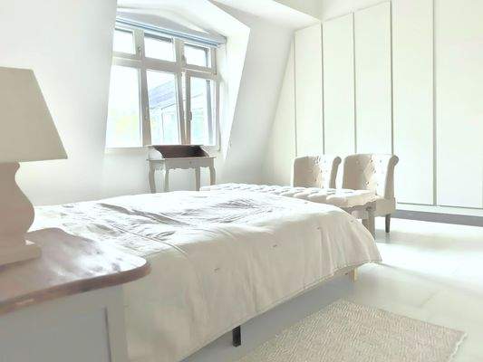 Schlafzimmer mit maßgefertigten Einbauschränken