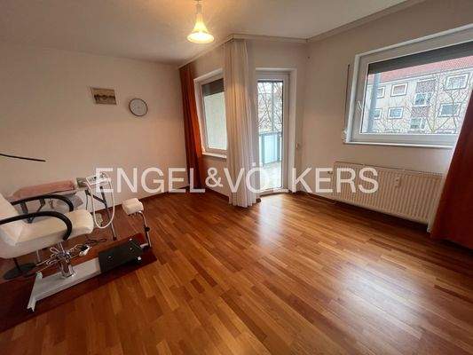 Wohnzimmer mit Balkon