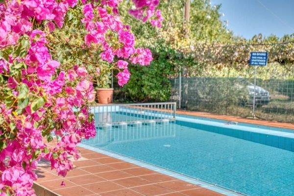 Kreta, Kalyves: Helle Villa zu verkaufen, nur wenige Schritte vom Meer entfernt