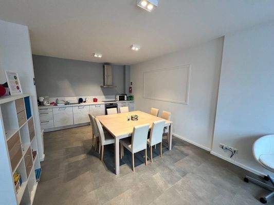 großer Büroraum mit Küche