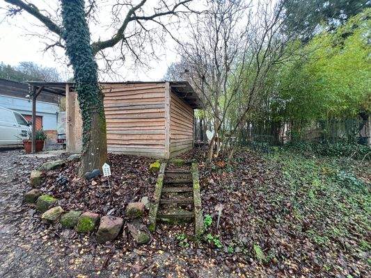 Unterstellplatz mit Schuppen