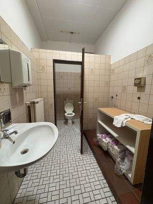 Badezimmer mit WC und Waschbecken