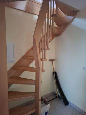 Treppe zum Spitzboden neu