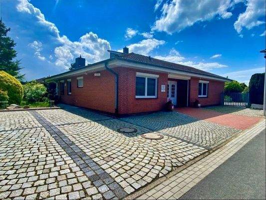 Eingang zur Praxis und Parkplätze