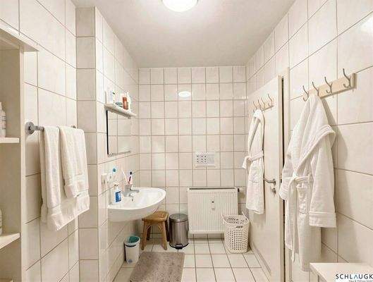 Badezimmer mit Badewanne 