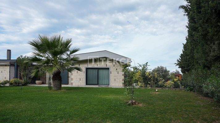 Villa with Pool on Large Plot Near the Coast in İzmir Güzelbahçe