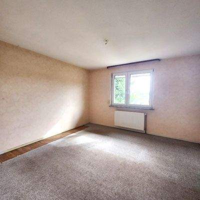 Wohnzimmer mit Durchgang zum Esszimmer