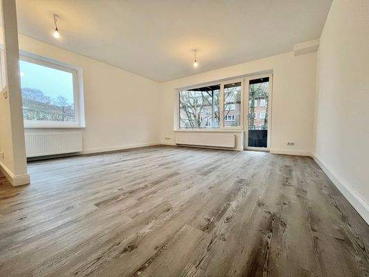 lichtdurchfluteter Wohnbereich mit Balkonzugang