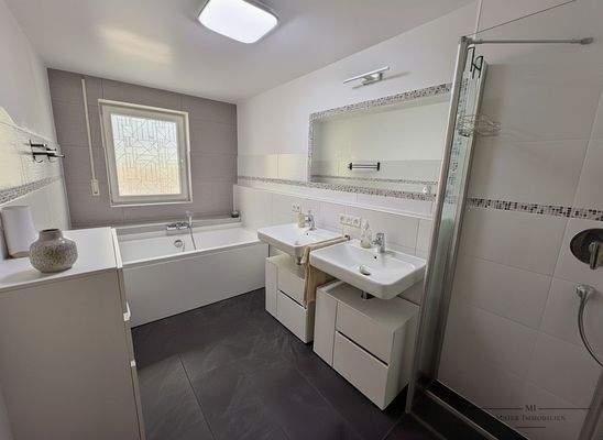 Tageslichtbad mit Dusche u Badewanne