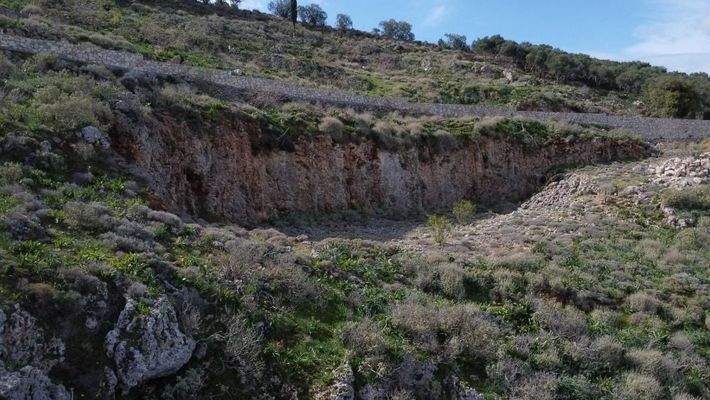 Kreta, Malaxa: Grundstück mit Blick auf Meer und Stadt zu verkaufen