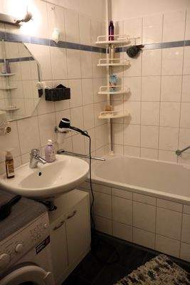 Innenliegendes Badezimmer mit Wanne