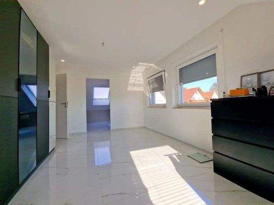 Schlafzimmer DG und Durchgang zum Bad