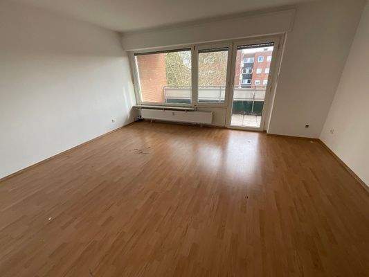 Wohnzimmer mit Balkon