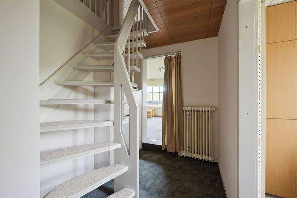 Flur  nach oben - Treppe virtuell weiß gestrichen - Lütt Immobilien - Sasel