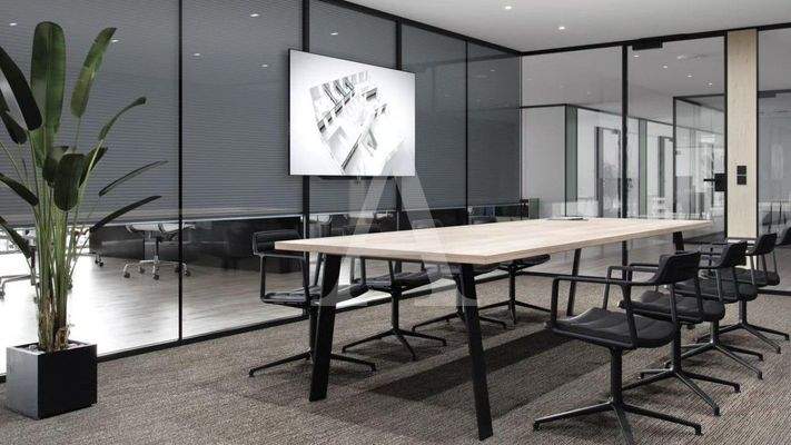 Großzügiger Besprechungsraum 