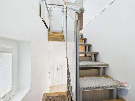 Aufgang mit Sicht auf Fenster und Hauseingang