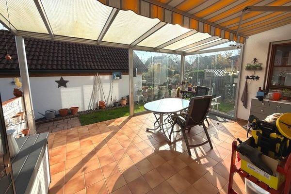 große überdachte sowie Windgeschützte Terrasse