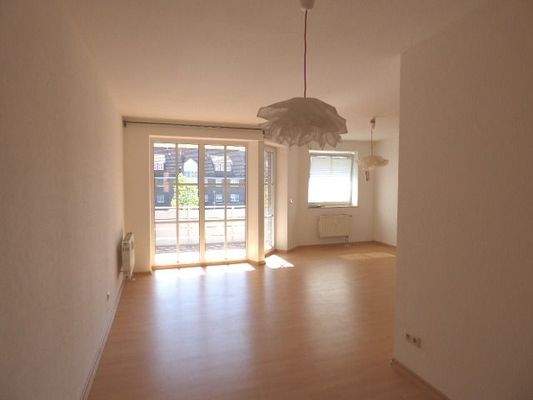 Wohnzimmer mit off. Küche  