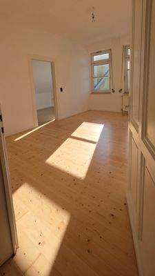 Zimmer 3 mit zus. Arbeits- oder Ankleidezimmer