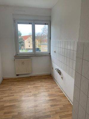 Leere Küche mit Fenster