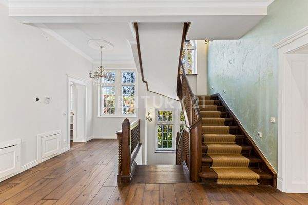 Charaktervolles Treppenhaus mit historischem Flair