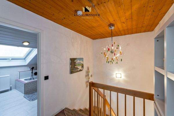 DG mit Blick Richtung Badezimmer