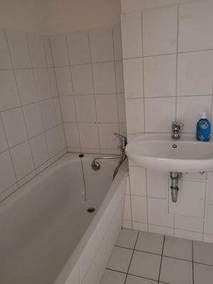 Kleines Bad mit Wanne