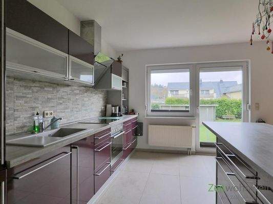 Einbauküche vor dem Gartenausgang