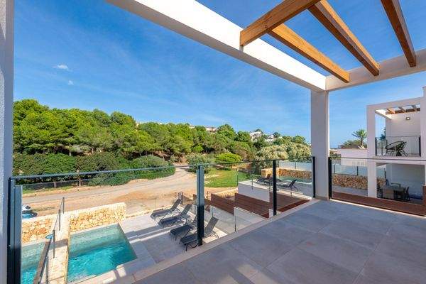 Moderne Außenansicht mit Poolbereich und Lounge