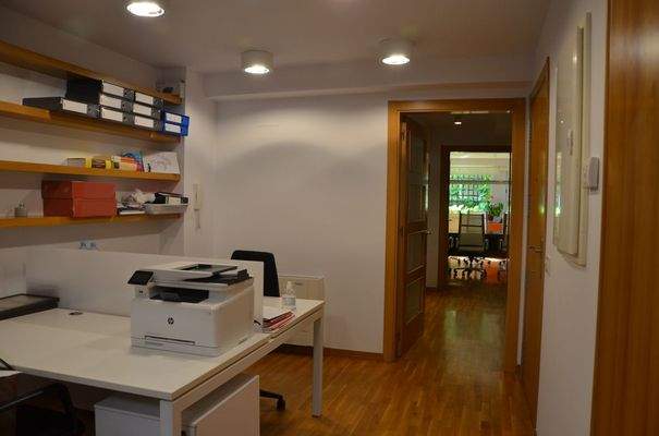 Lichtdurchfluteter Büroraum