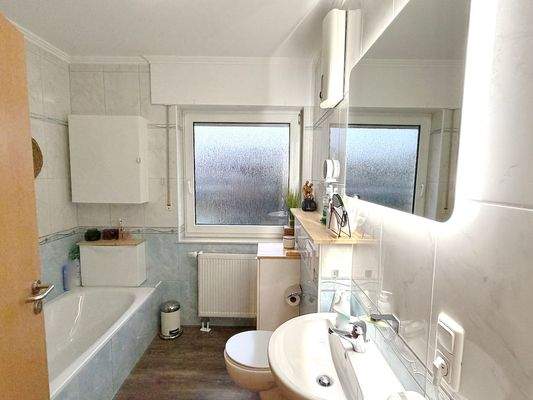 Badezimmer mit Fenster