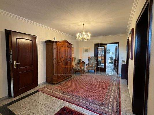 Diele mit Granitfußboden im gesamten Erdgeschoss