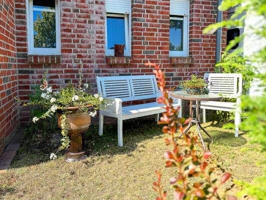 Sitzecke im Vorgarten des Hauses