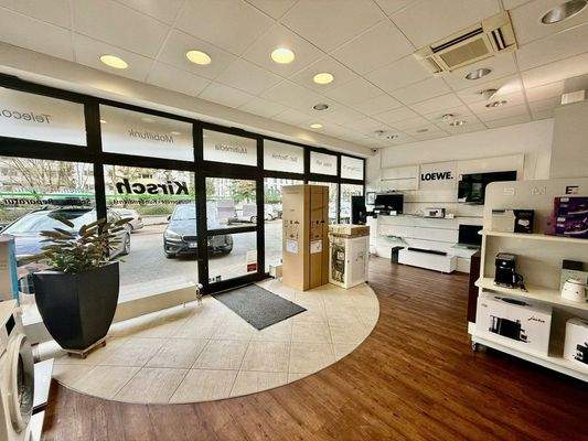 Eingangsbereich mit Schaufenster